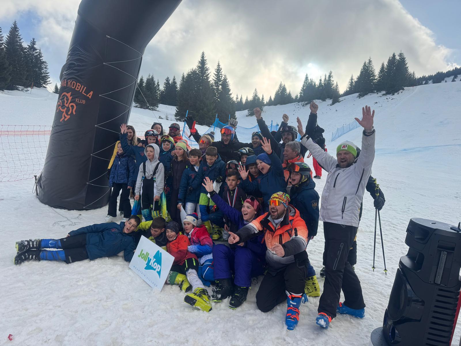 Grupna fotografija ski kluba Besna Kobila na takmičenju